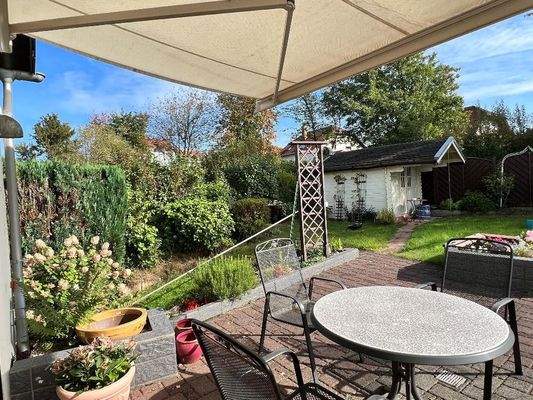 Terrasse mit Blick zum Nachbargrundstück