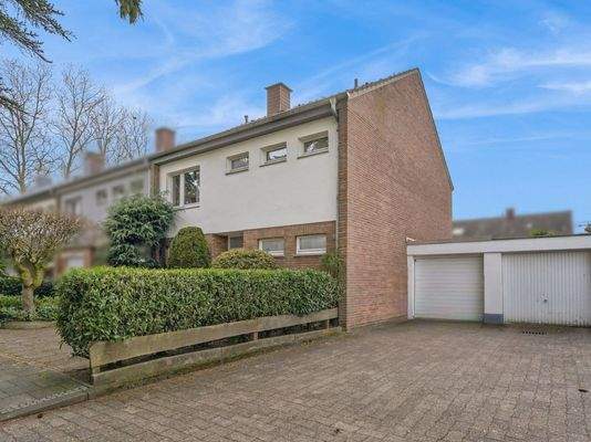 Vorderansicht mit Garage