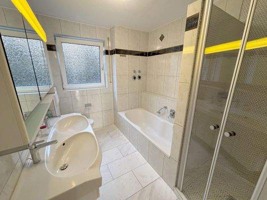 Tageslichtbad mit Dusche und Badewanne