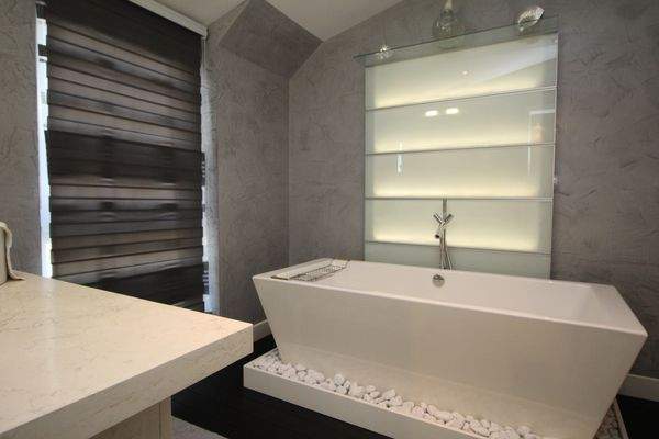 VOLLBAD MIT FREI STEHENDER BADEWANNE, ABLAGE + LICHTEFFEKTE