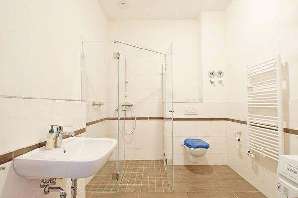 Geräumiges Badezimmer