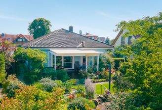 Gartenseite mit Terrasse