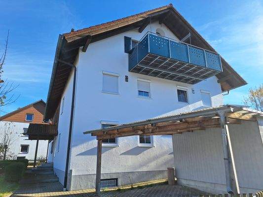 Balkon und Eingangsseite