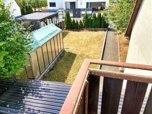 Blick von Balkon im OG Richtung Eingang