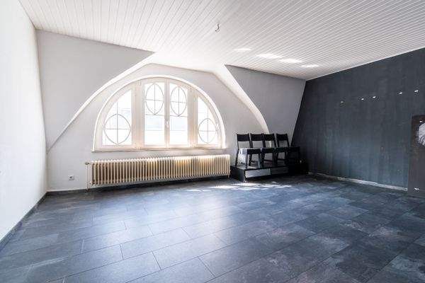 Große Wohnung Dachgeschoss Wohnen/Essen