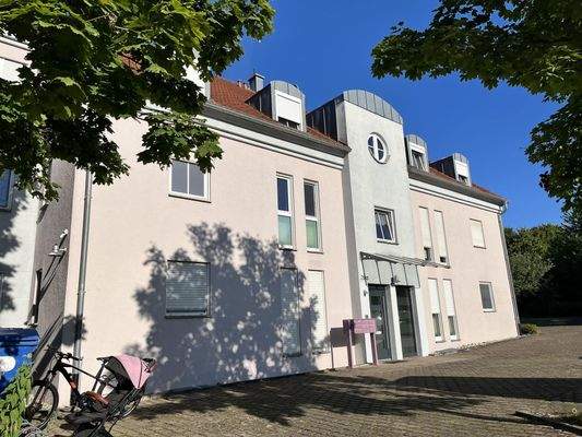 Ostansicht mit Zufahrt