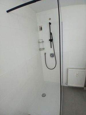 Begehbare neue Dusche