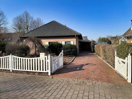 weitere Perspektive zur Einfahrt mit Hoftor