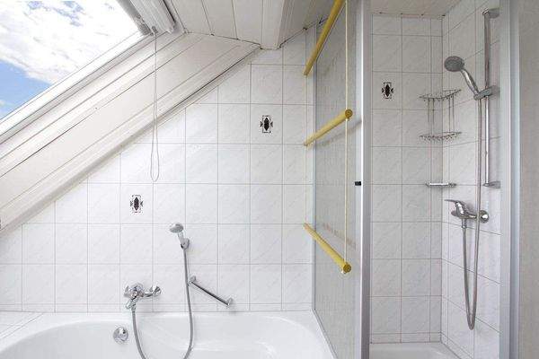 ...sowie Badewanne und Dusche