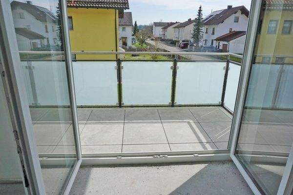 Blick vom Wohnzimmer auf den Balkon