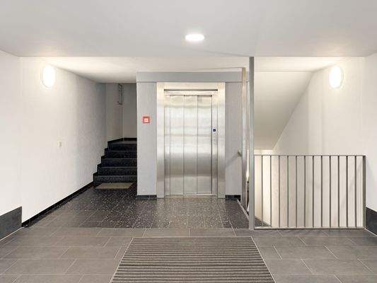 Treppenhaus mit Fahrstuhl 