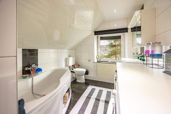 DG: Tageslichtbad mit Eck-Badewanne