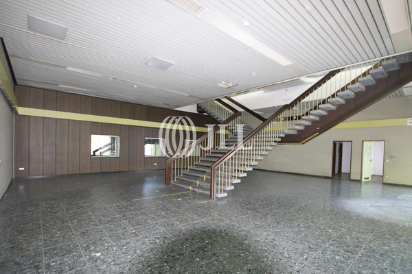 Eingangsbereich Treppe - JLL