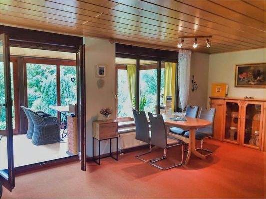 Wohn-Esszimmer mit angrenzender Küche