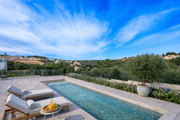 Luxuriöser Pool mit Mittelmeeraussicht