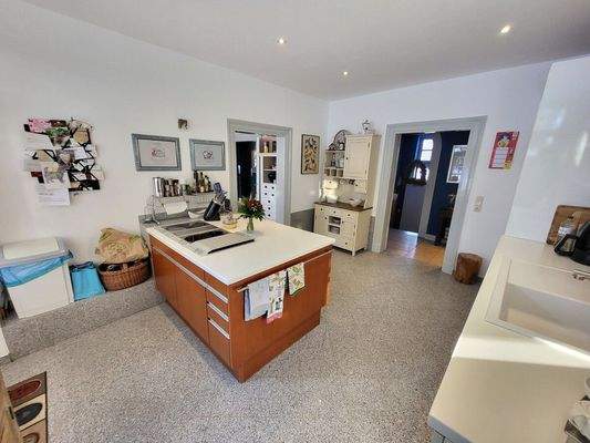 EG: Küche mit Terrassenzugang