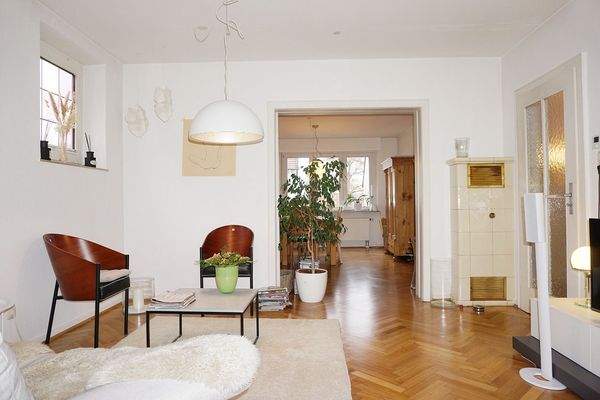 ... weitere Ansicht und Blick in das Esszimmer