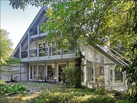 Das Haus ist Idyllisch eingebettet im schönen Grün des großen Gartens