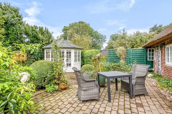 Terrasse mit Gartenhaus