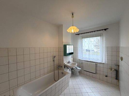 Tageslichtbad mit Wanne