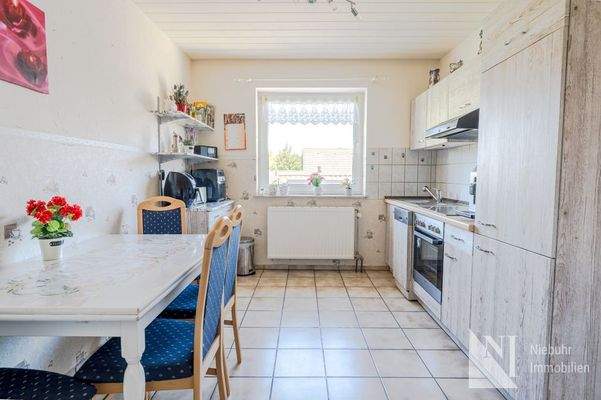 Küche mit EBK und Sitzplatz im DG