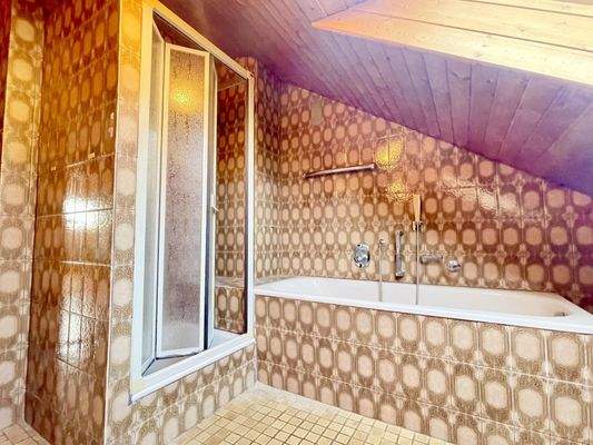 Wannenbad und Dusche