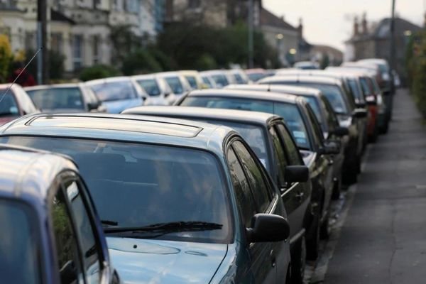 parkende Autos beide Staßenseiten