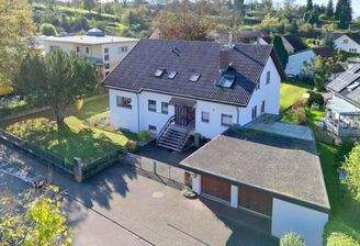 Vogelperspektive auf die Vorderseite des Gebäudes