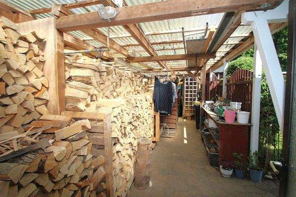 Die große überdachte Lagerfläche