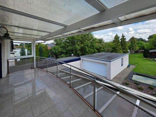 Blick vom Balkon in den Garten