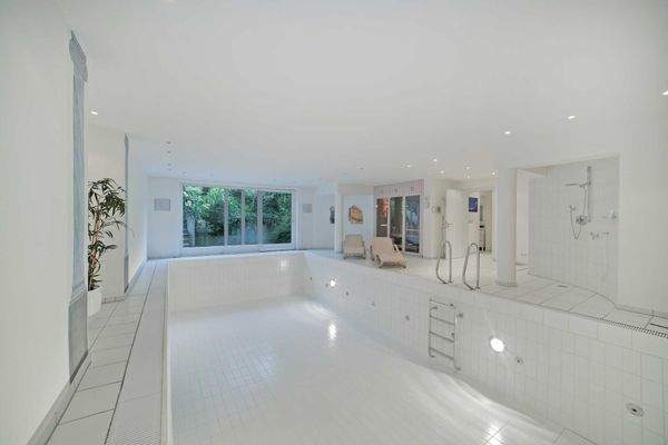 Villa mit Schwimmhalle