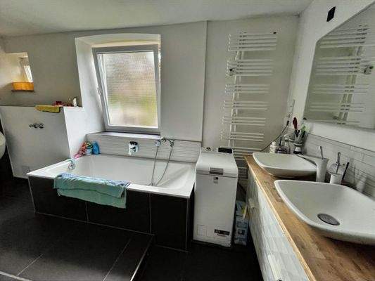 modernes Badezimmer mit Badewanne...