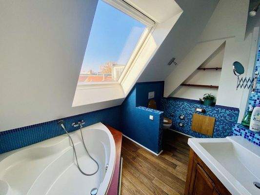 Bad mit Badewanne und Dusche