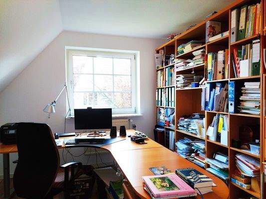 geräumiges Arbeitszimmer.jpg