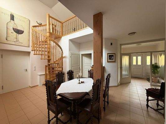 Esszimmer mit Aufgang zur Galerie