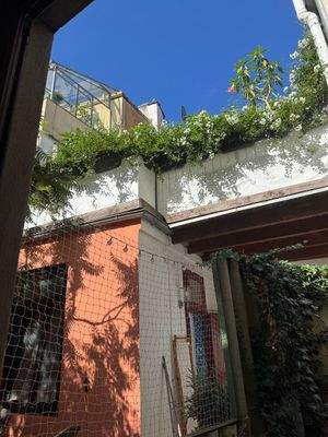 ...mit angrenzenden Häusern