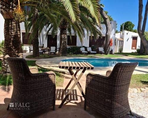 ... mit viel Platz/muy espacioso/with much space