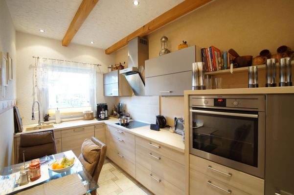 Küche mit Einbauküche