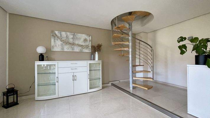 Wohn-/ Essbereich mit Spindeltreppe zum DG