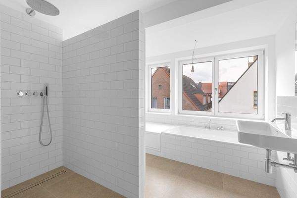 Das moderne Tageslichtbad mit bodentiefer Dusche...