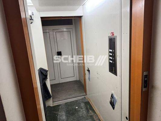 Aufzug vorhanden