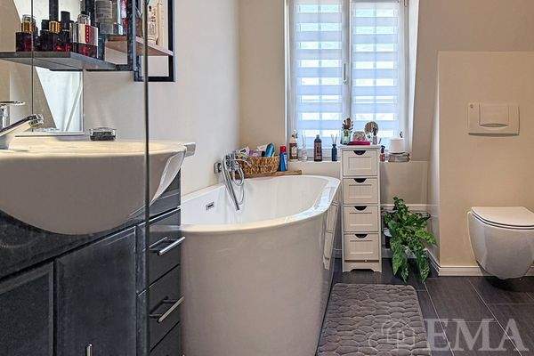 Badezimmer mit Badewanne und Dusche im Dachgeschoss