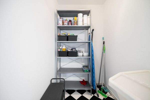 Die Abstellkammer für Bügelbrett, Wäschespinne, St