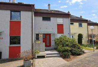 Reihenhaus mit roter Tür