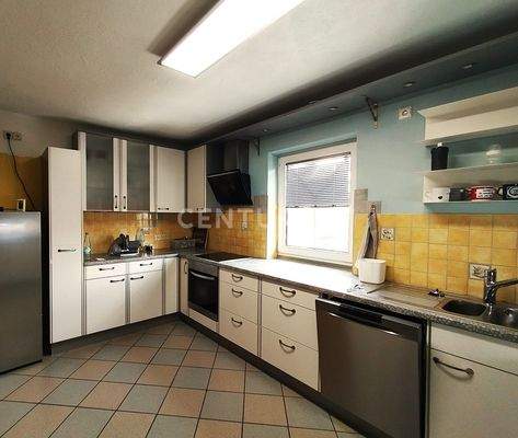 Die helle Küche mit 2 Fenstern