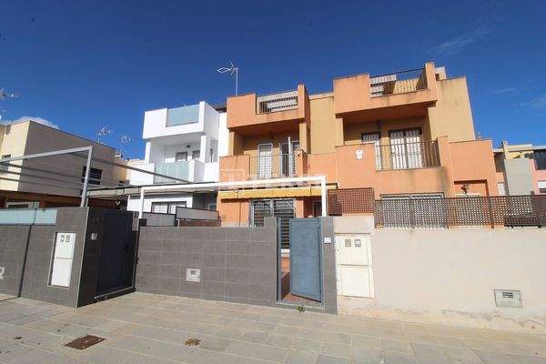 Beachside Townhouse with Private Parking in El Mojón Murcia