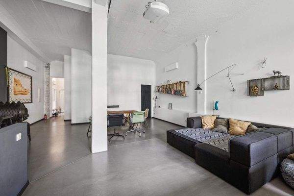 Wohnbereich mit Fließestrich-Boden in Betonoptik