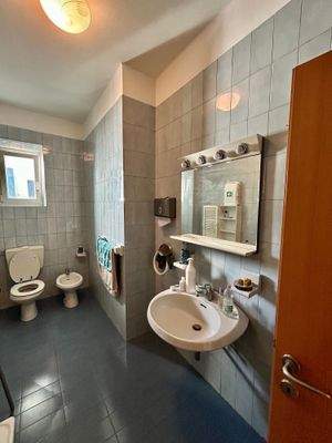 Bozen Zentrum, Nähe Universität, Investitionsobjekt, Studenten-WG geeignet, 4. Stock mit Aufzug, Große Wohnküche, Kleine Terrasse, 4 große Schlafzimmer, 2 Balkone, Großes Badezimmer, Abstellkammer, Keller inklusive, Gemeinschaftlicher Dachboden, Hohe Miet