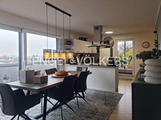 Essbereich mit Blick zur offenen Küche