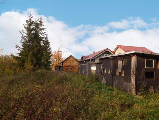 Blick vom Grundstück zum Nebengelass und Haus